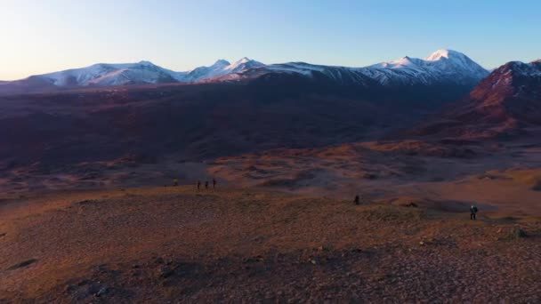 Fotógrafos y Beltirdu Mountain Ridge. Vista aérea. Las montañas Altai — Vídeo de stock
