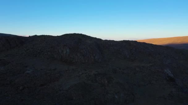 Montañas y colinas al atardecer. Vista aérea. Las montañas Altai, Rusia — Vídeo de stock