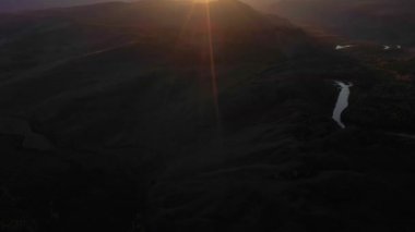 Kurai Steppe, Chuya Nehri ve Sonbaharda Sunset Dağları. Altai, Rusya