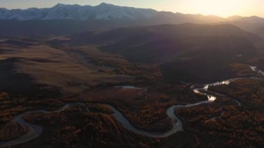 Kurai Steppe, Chuya Nehri ve Sonbaharda Sunset Dağları. Altai, Rusya
