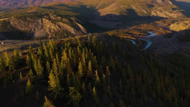 Степь Курай, река Чуя и горы в Санрайз. Алтайские горы, Россия — стоковое видео