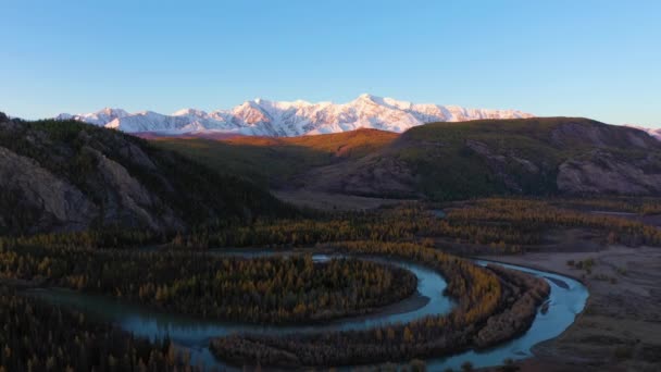 Chuya Fluss und Berge bei Sonnenaufgang. Altai-Gebirge — Stockvideo