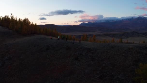 Photographers, Kurai Steppe and Kurai Mountain Ridge at Sunset. Altai, Russia. — Stock Video