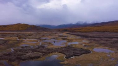 Küçük Göller ve Bulutlar Yansıması. Eshtykel Platosu. Altai Dağları, Rusya 