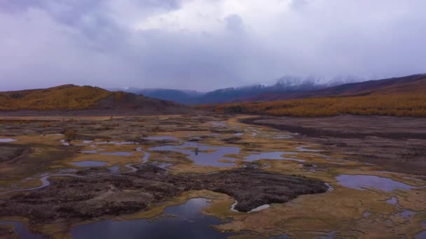 Отражение малых озер и облаков. Плато Эштыкель. Алтайские горы, Россия — стоковое видео