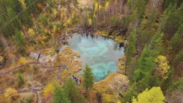 Gejzír Modré jezero a Žluté stromy. Letecký pohled. Altai Republic, Russia — Stock video