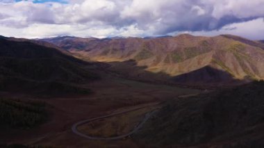  Chike-Taman geçidi. Hava görüntüsü. Altai Dağları, Rusya