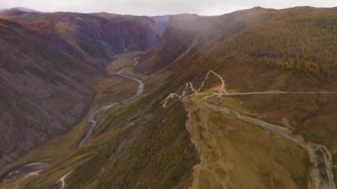 Katu-Yarik dağ geçidi. Chulyshman Nehri Vadisi. Hava görüntüsü. Altai, Rusya
