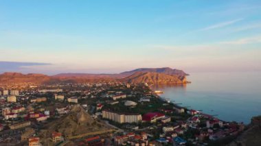 Sudak City ve Meganom Cape bir yaz sabahı. Kırım, Ukrayna. Hava görüntüsü. Drone İleri Uçuyor
