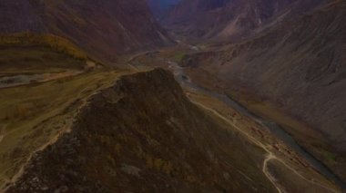Katu-Yarik dağ geçidi. Chulyshman Nehri Vadisi. Hava görüntüsü. Altai, Rusya