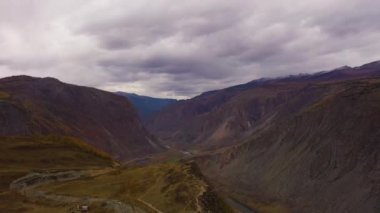 Katu-Yarik dağ geçidi. Chulyshman Nehri Vadisi. Hava görüntüsü. Altai, Rusya