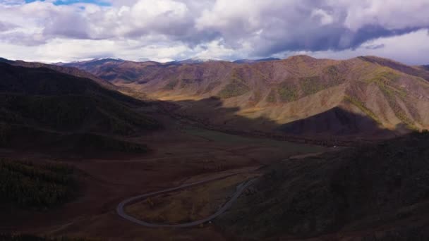 Paso Chike-Taman. Vista aérea. Montañas Altai, Rusia — Vídeo de stock