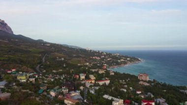 Simeiz Şehri ve Karadeniz. Kırım, Ukrayna. Hava görüntüsü. İnsansız Hava Aracı Yan Uçuyor