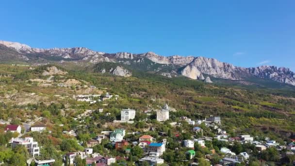 Miasto Simeiz i Góry w letni poranek. Krym, Rosja. Widok z powietrza — Wideo stockowe