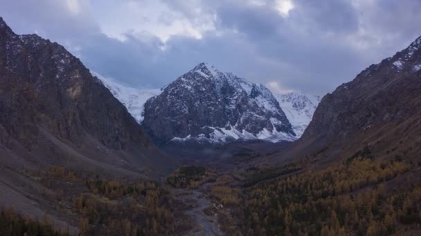 Гора Караташ в долине Актру осенью. Altai, Russia — стоковое видео