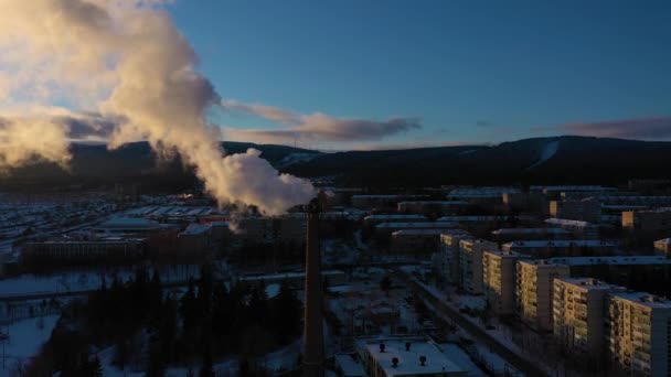 Oblast 'di Chelyabinsk, Russia - 19 novembre 2019: emissione di vapore o fumo dalla centrale elettrica contro il sole. Vista aerea — Video Stock