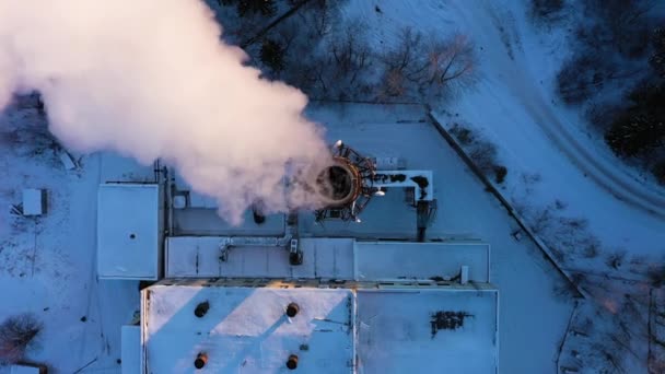 Челябинская область, Россия - 19 ноября 2019 года: Тепловая электростанция зимой. Вид с воздуха — стоковое видео