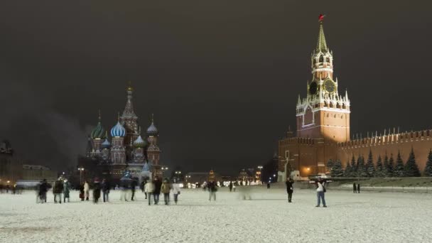 MOSCOW, Oroszország - DECEMBER 25, 2020: Vörös tér és Moszkva Kreml. Téli estéken sétáló emberek. Karácsonykor. Moszkva, Oroszország. Időeltolódás — Stock videók