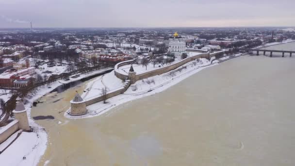 冬にプスコフ市とクレムリン。ロシアだ。空中展望 — ストック動画