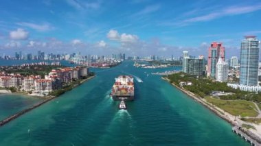 ABD 'nin Miami limanına giren büyük konteyner gemisi. Hava Görünümü