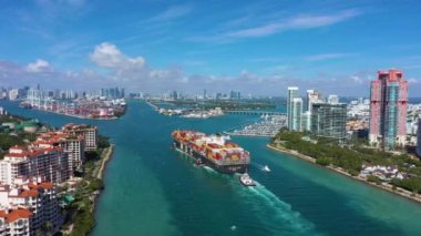 MIAMI, ABD - 10 Şubat 2021: ABD 'nin Miami limanına giren büyük konteyner gemisi. Hava Görünümü