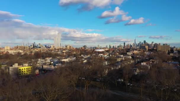 สกายไลน์ของแมนฮัตตัน นิวยอร์กในวันแดด มุมมองทางอากาศ — วีดีโอสต็อก