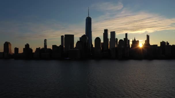 Dolní Manhattan, New York City při východu slunce. Letecký pohled. USA — Stock video