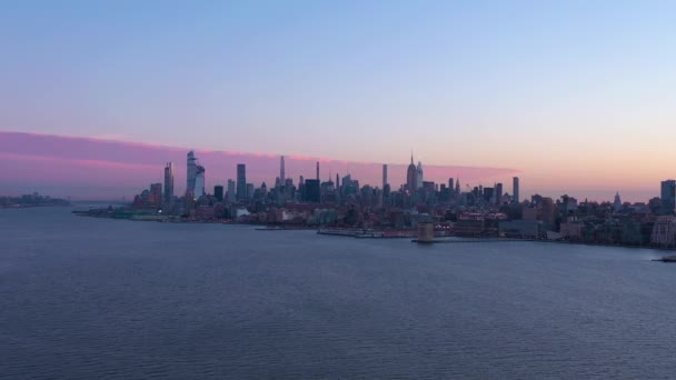 Het stadsgezicht van Manhattan in de ochtend en de Hudson rivier. Luchtfoto 's. Verenigde Staten — Stockvideo
