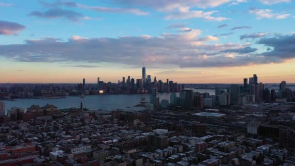 Stadtsilhouette von Lower Manhattan und Jersey City. Luftaufnahme. USA — Stockvideo