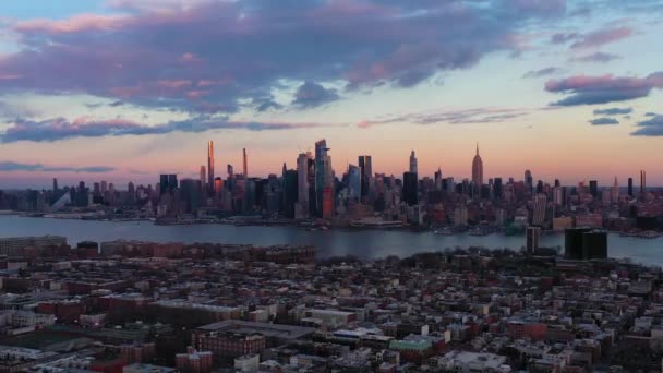 Městské panorama Manhattanu a Hobokenu. Letecký pohled. USA — Stock video
