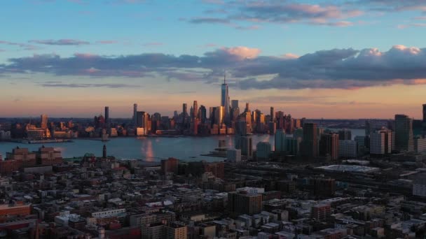 Stadsgezicht van Lower Manhattan en Jersey City. Luchtfoto 's. Verenigde Staten — Stockvideo