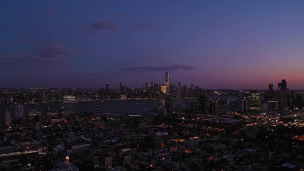 Akşam vakti Aşağı Manhattan ve Jersey City 'nin şehir manzarası. Hava görüntüsü. ABD — Stok video
