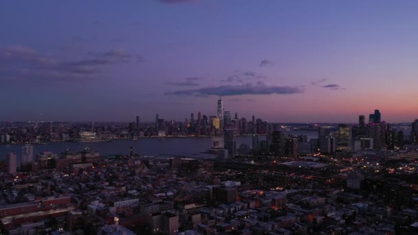 Aşağı Manhattan ve Jersey City 'nin Kentsel Skyline' ı. Hava görüntüsü. ABD — Stok video