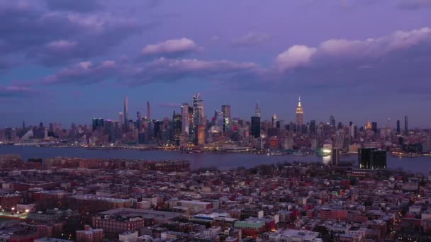 Urban Midtown Manhattan i Hoboken w godzinach wieczornych. Widok z lotu ptaka. Stany Zjednoczone — Wideo stockowe