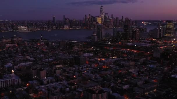 Akşam aşağı Manhattan ve Jersey City 'de. Hava görüntüsü. ABD — Stok video
