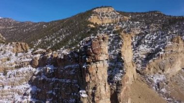 Kış mevsiminde Castle Gate Spire. Utah, ABD. Hava Görünümü