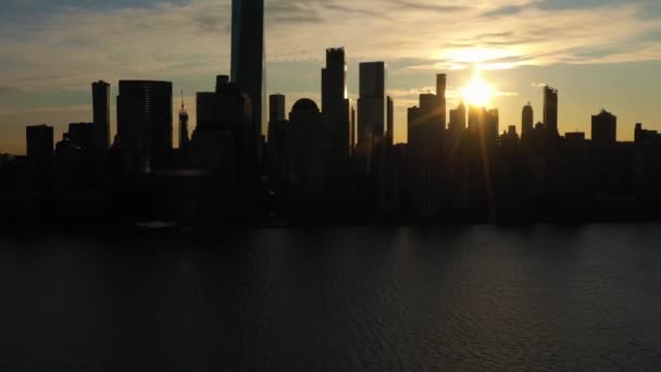 Urban Silhouette of Lower Manhattan, New York City at Sunrise. Letecký pohled. USA — Stock video