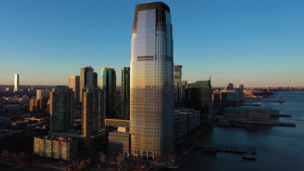 JERSEY CITY, USA - JANUARI 23, 2021: Goldman Sachs Tower en Jersey City Skyline bij zonsondergang. Luchtfoto 's. Verenigde Staten — Stockvideo