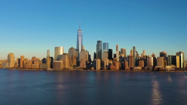 Panorama Dolního Manhattanu, New York City při západu slunce. Letecký pohled. USA — Stock video