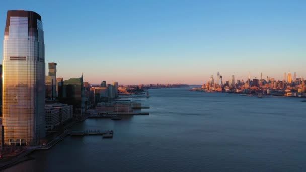 JERSEY CITY, USA - 23. června 2021: Urban Manhattan and Jersey City Skyline at Sunset. Letecký pohled. USA — Stock video