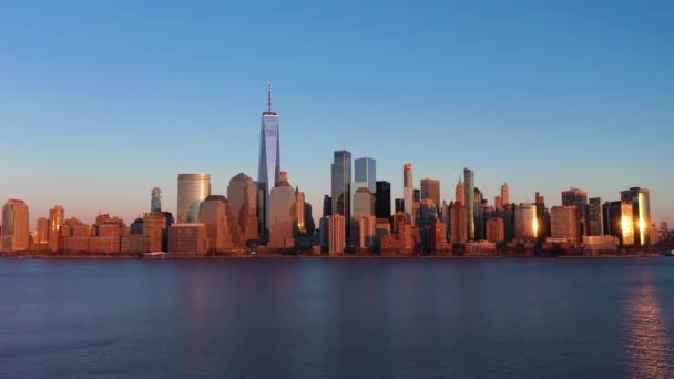 Dolní Manhattan, New York City při západu slunce. Letecký pohled. USA — Stock video
