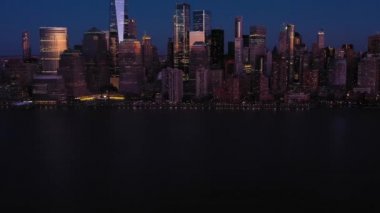 Aşağı Manhattan 'ın Skyline' ı, New York, Akşam Alacakaranlığı. Hava görüntüsü. ABD
