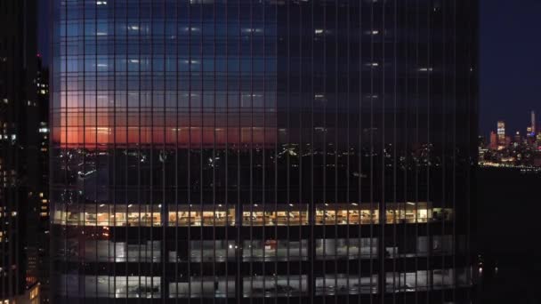 JERSEY CITY, ABD - 23 HAZİRAN 2021: Goldman Sachs Tower at Night. Hava görüntüsü. ABD — Stok video