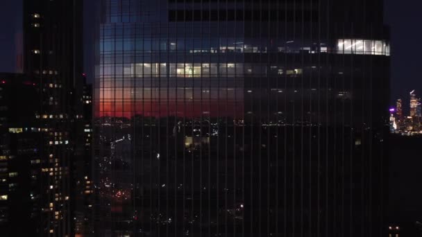 JERSEY CITY, ABD - 23 HAZİRAN 2021: Goldman Sachs Tower ve Jersey City Skyline at Night. Hava görüntüsü. ABD — Stok video