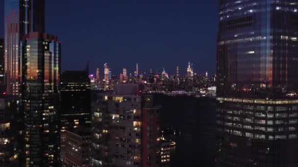 JERSEY CITY, USA - JANUÁR 23, 2021: Urban Midtown Manhattan New York és Jersey City Skyline éjjel. Légitekintés. Egyesült Államok — Stock videók