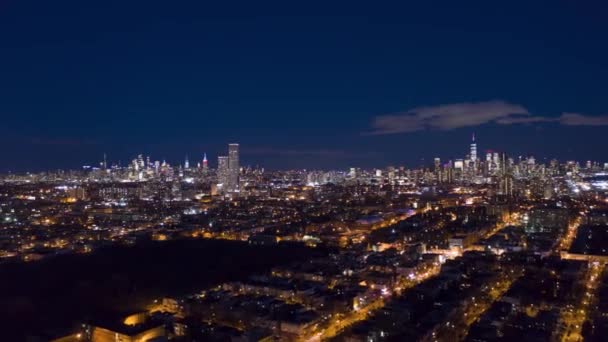 Skyline från New York City på natten. Flygvy — Stockvideo