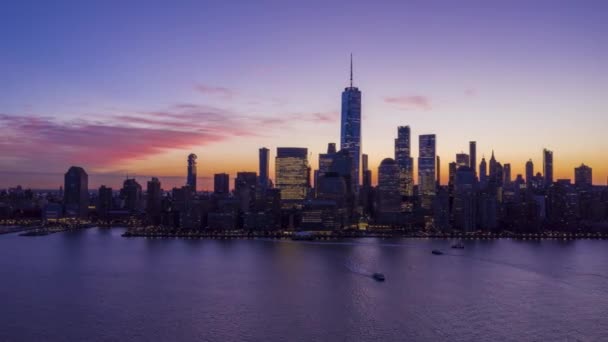 Urban Skyline van Lower Manhattan, New York bij Blue Hour. Luchtfoto 's. Verenigde Staten — Stockvideo