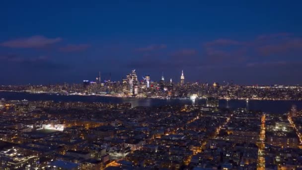 Urban Skyline van Midtown Manhattan en Hoboken 's nachts. Luchtfoto 's. Verenigde Staten — Stockvideo