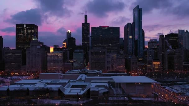 Stadtsilhouette von Chicago in der Blauen Stunde im Winter. Luftaufnahme. USA — Stockvideo