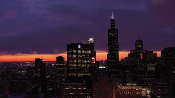 Stadsgezicht van Chicago in Blue Hour in de winter. Luchtfoto 's. Verenigde Staten — Stockvideo